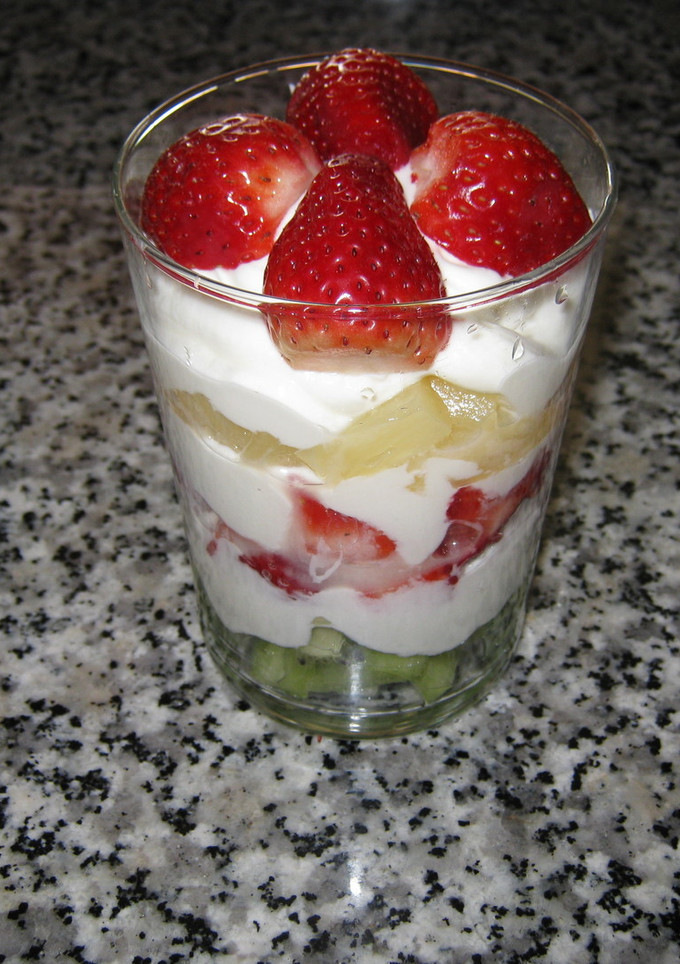 Una foto de Postre de frutas con crema de queso y yogur