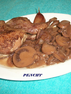 Una foto de Codornices con cebolla dulce y champiñones