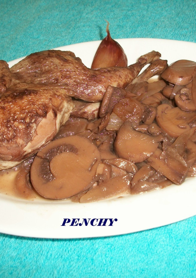Una foto de Codornices con cebolla dulce y champiñones
