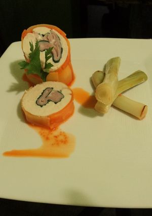 Una foto de Rols de pollo con guarnición de puerro