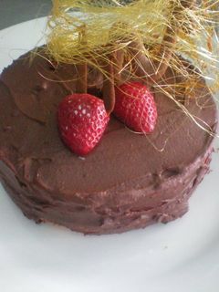 Una foto de Torta de chocolate y frutilla
