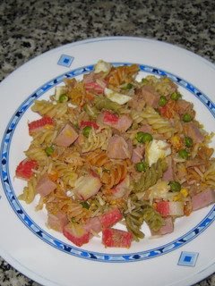 Una foto de Ensalada de espirales de colores