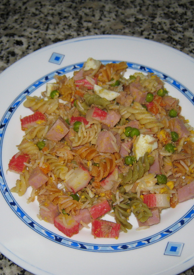 Una foto de Ensalada de espirales de colores
