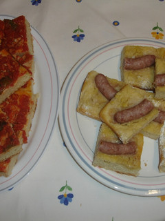Una foto de Coca de tomate y de harina con longanizas blancas