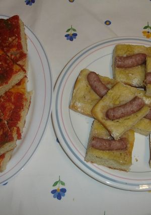 Una foto de Coca de tomate y de harina con longanizas blancas