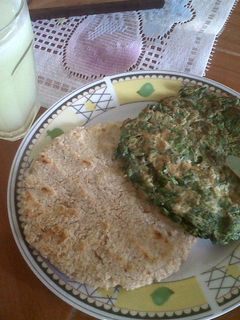 Una foto de Arepa de cereales con tortilla de espinacas