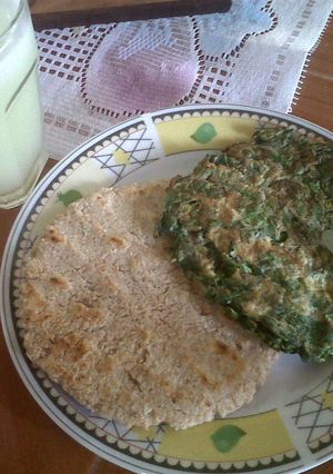 Una foto de Arepa de cereales con tortilla de espinacas