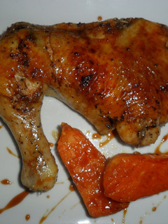 Una foto de Pollo al caramelo y batatas al horno