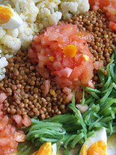Una foto de Ensalada de lentejas con coliflor y judías verdes