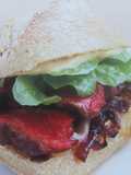 Bocadillo de carne con cebolla confitada y queso