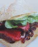 Bocadillo de carne con cebolla confitada y queso