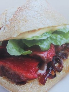 Una foto de Bocadillo de carne con cebolla confitada y queso