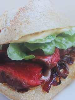 Una foto de Bocadillo de carne con cebolla confitada y queso