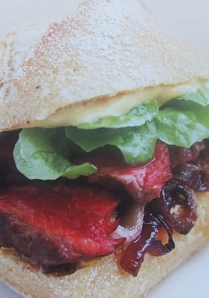 Una foto de Bocadillo de carne con cebolla confitada y queso