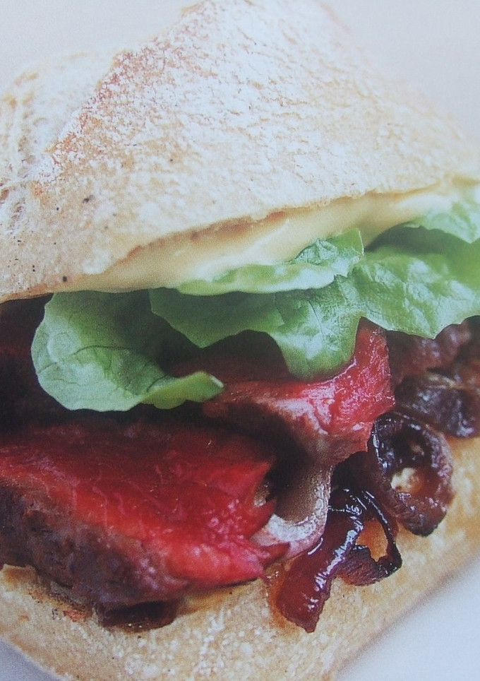 Una foto de Bocadillo de carne con cebolla confitada y queso