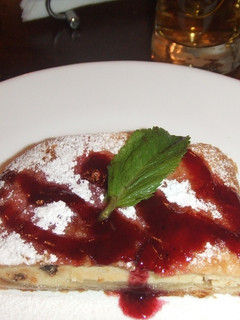 Una foto de Strudel de requesón con salsa de grosellas 