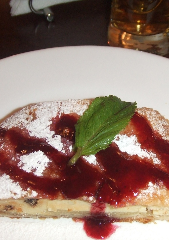 Una foto de Strudel de requesón con salsa de grosellas 