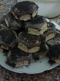 Una foto de Tortas o tortitas negras caseras