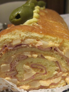 Una foto de Pionono de jamón, queso y palmitos