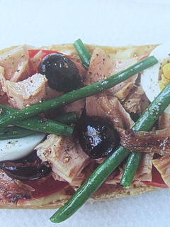 Una foto de Bocadillo destapado de atún, huevo y anchoas