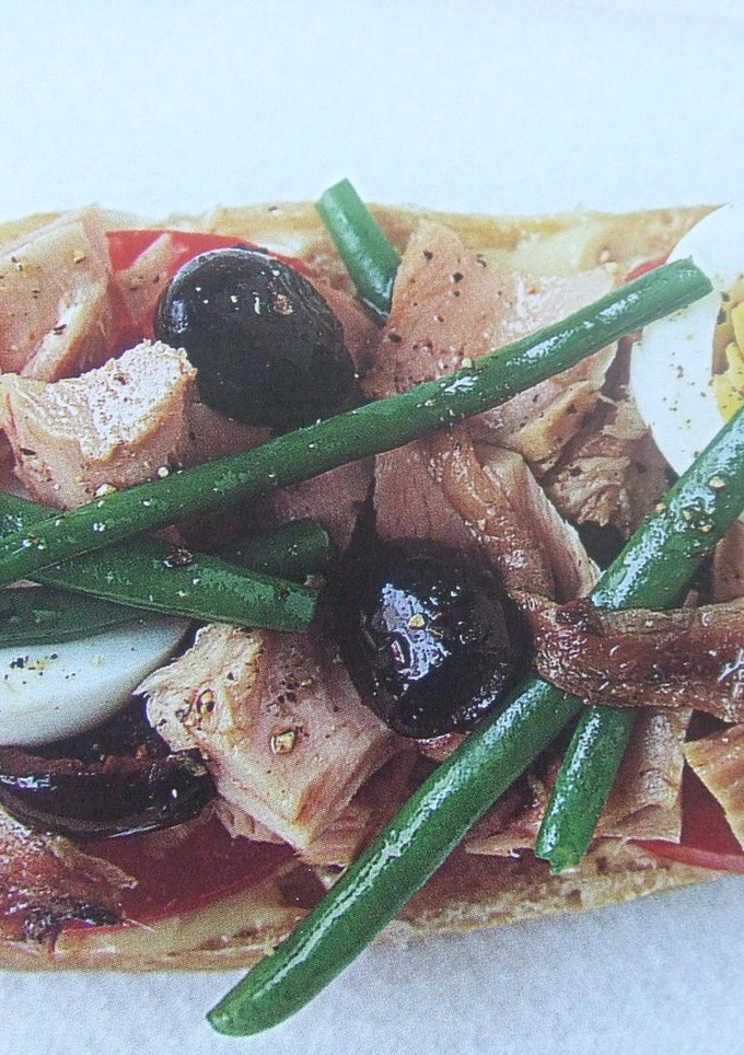 Una foto de Bocadillo destapado de atún, huevo y anchoas