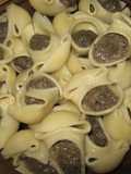 Caracolas rellenas de tapenade ( pasta )