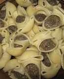Caracolas rellenas de tapenade ( pasta )