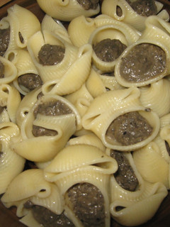 Una foto de Caracolas rellenas de tapenade ( pasta )