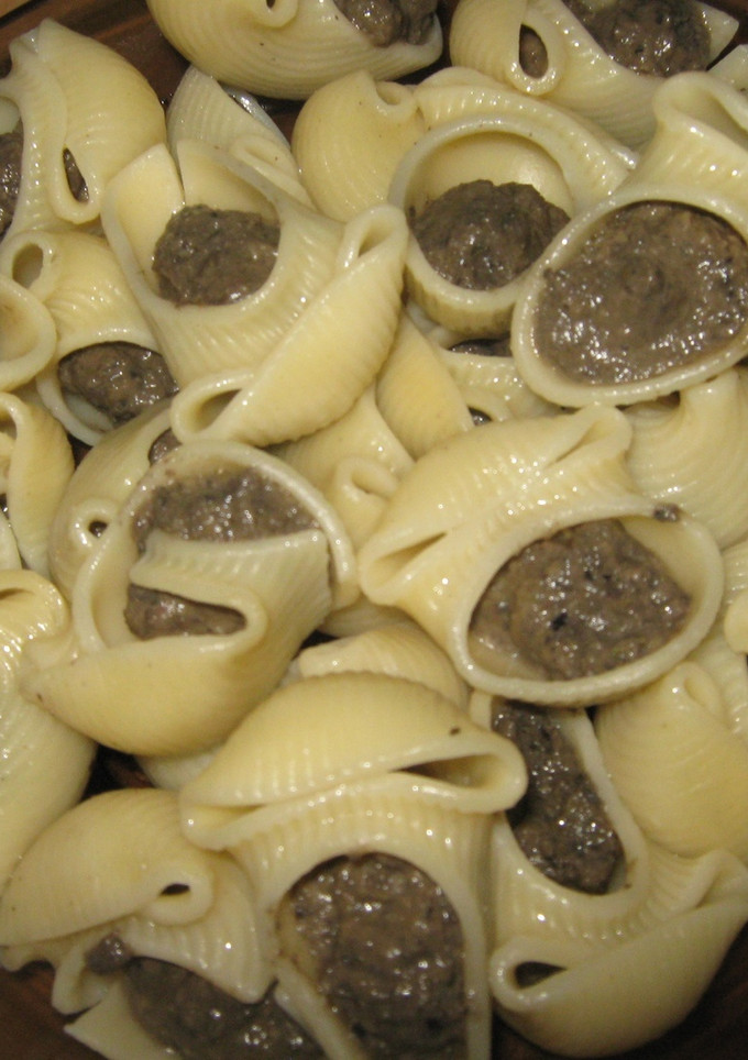 Una foto de Caracolas rellenas de tapenade ( pasta )
