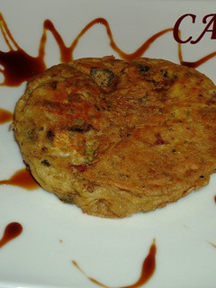 Una foto de Tortilla de alcachofas y champiñones