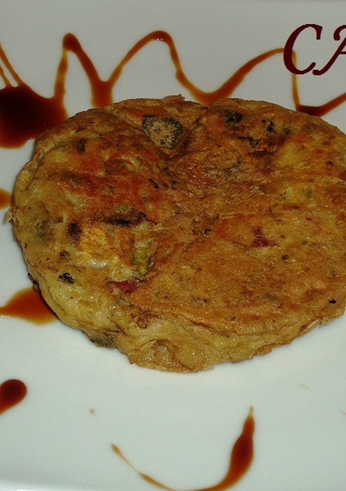 Una foto de Tortilla de alcachofas y champiñones