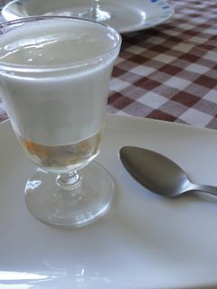 Una foto de Chupito de berberechos y espuma de ginebra