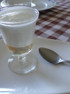 Una foto de Chupito de berberechos y espuma de ginebra