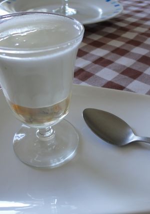 Una foto de Chupito de berberechos y espuma de ginebra