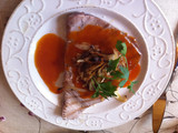 Atún encebollado con salsa agridulce