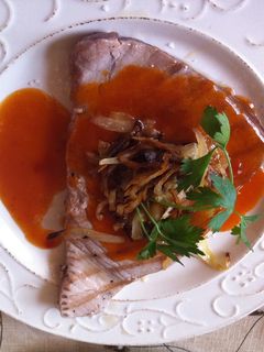 Una foto de Atún encebollado con salsa agridulce