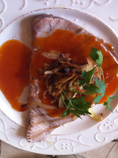 Una foto de Atún encebollado con salsa agridulce