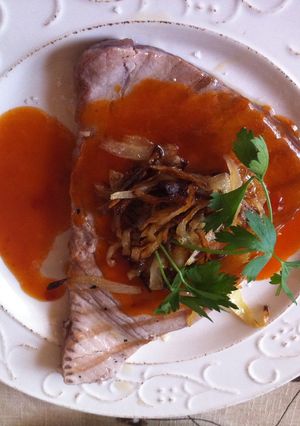 Una foto de Atún encebollado con salsa agridulce