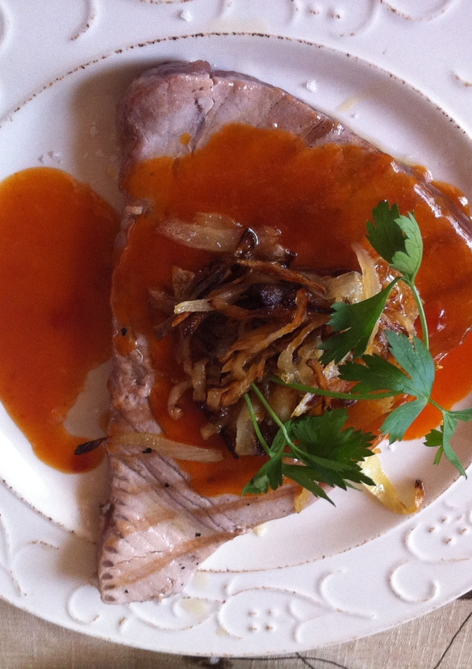 Una foto de Atún encebollado con salsa agridulce