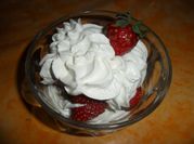 Una foto de frutilla crema chantilly