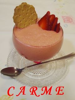 Una foto de Mousse de fresones y galletas