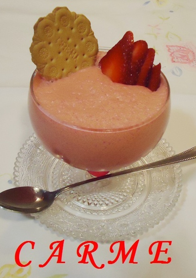 Una foto de Mousse de fresones y galletas