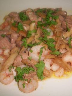 Una foto de Salteado de setas, con atún rojo y gambas