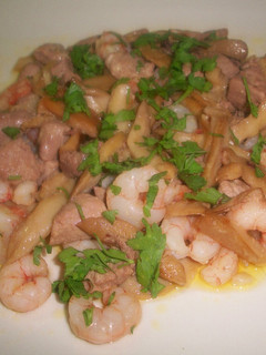Una foto de Salteado de setas, con atún rojo y gambas