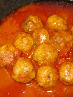 Una foto de Albondigas de carne con salsa de tomate