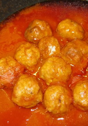 Una foto de Albondigas de carne con salsa de tomate