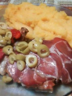 Una foto de Milanesa con puré amarillo y bondiola