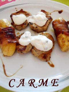 Una foto de Solomillo con plátanos envueltos y crema a la pimienta