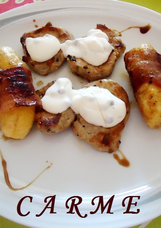 Una foto de Solomillo con plátanos envueltos y crema a la pimienta
