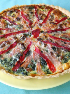 Una foto de Quiche de espinacas, pechuga de pavo y pasas